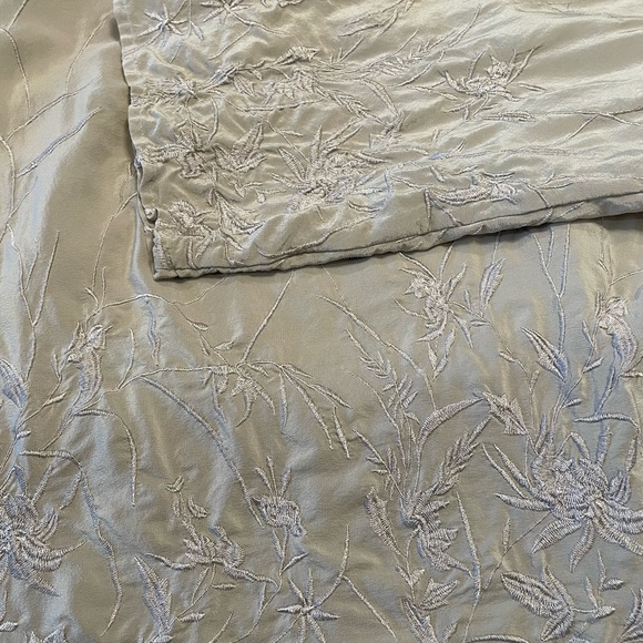 Silk Embroidered Blouse. Size L - Picture 4 of 5